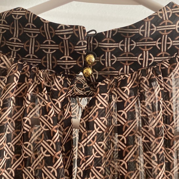H&M lightweight black and gold blouse. Size 8. - Picture 3 of 4